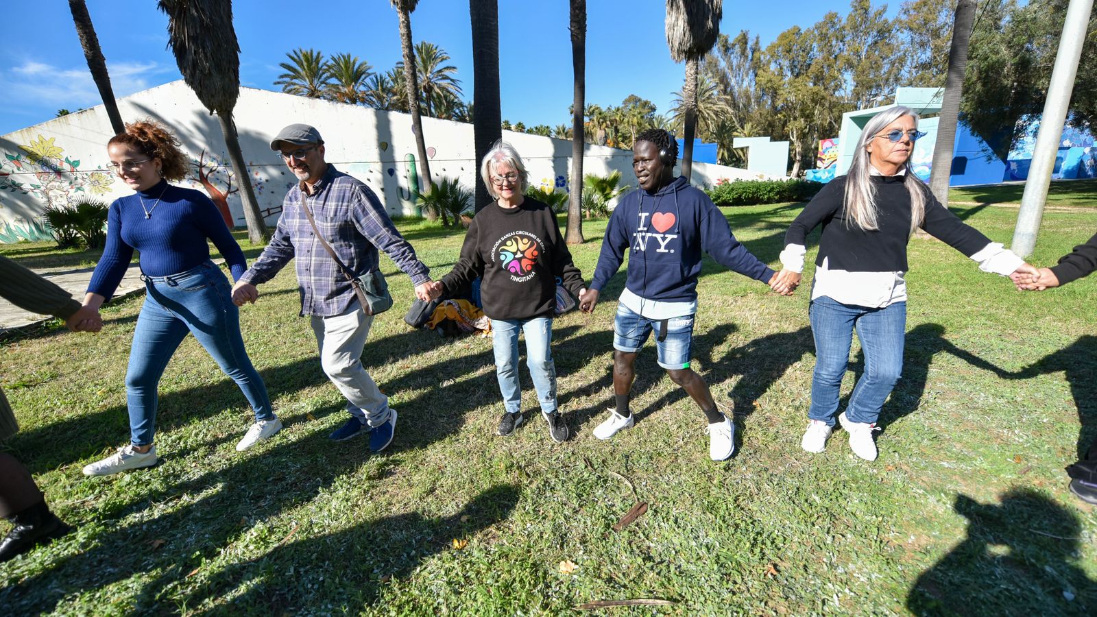 Danza circular en la parque Princesa Sofia, en imágenes