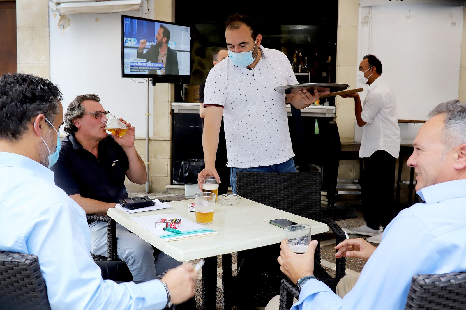 Imágenes de restaurantes y bares que comienzan la reapertura