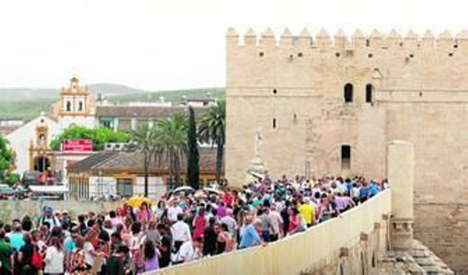 Aspecto que presentaba el Puente romano, ayer a media mañana.