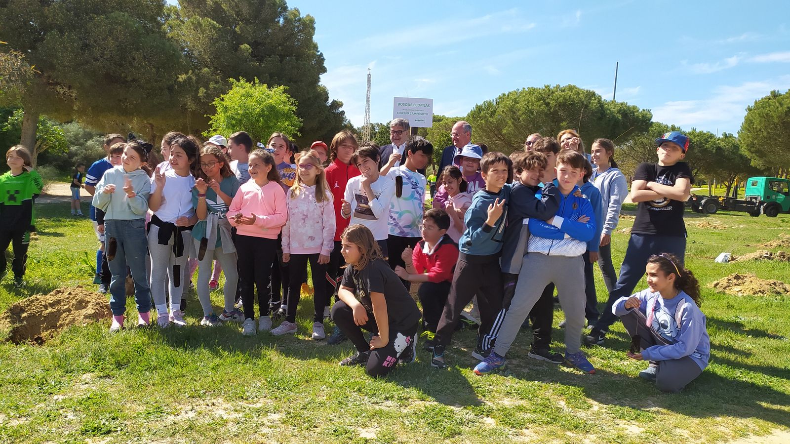 Así ha sido la plantación de árboles en el Cerro por alumnos del colegio Camposoto