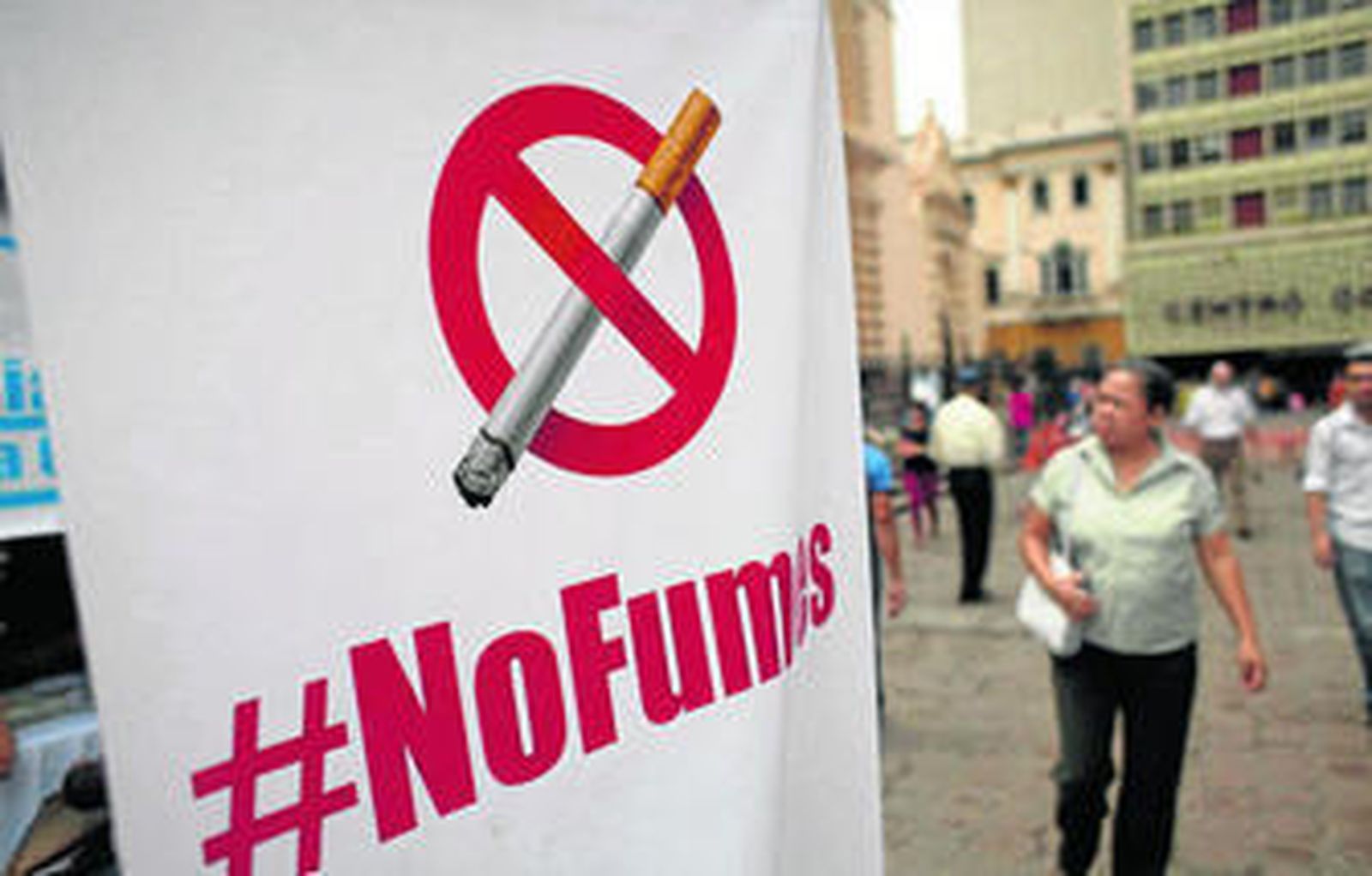 Un cartel alusivo al Día Mundial Sin Tabaco en Tegucigalpa (Honduras).