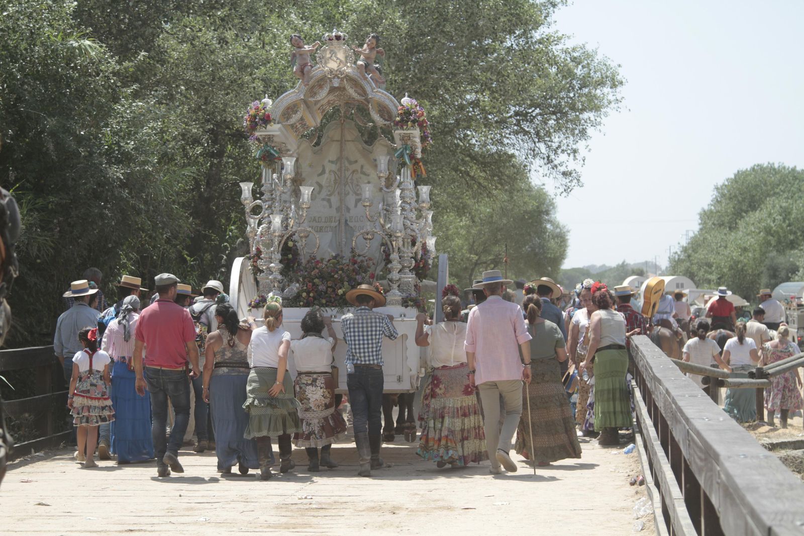 Las hermandades cruzando el puente del Ajolí, en imágenes