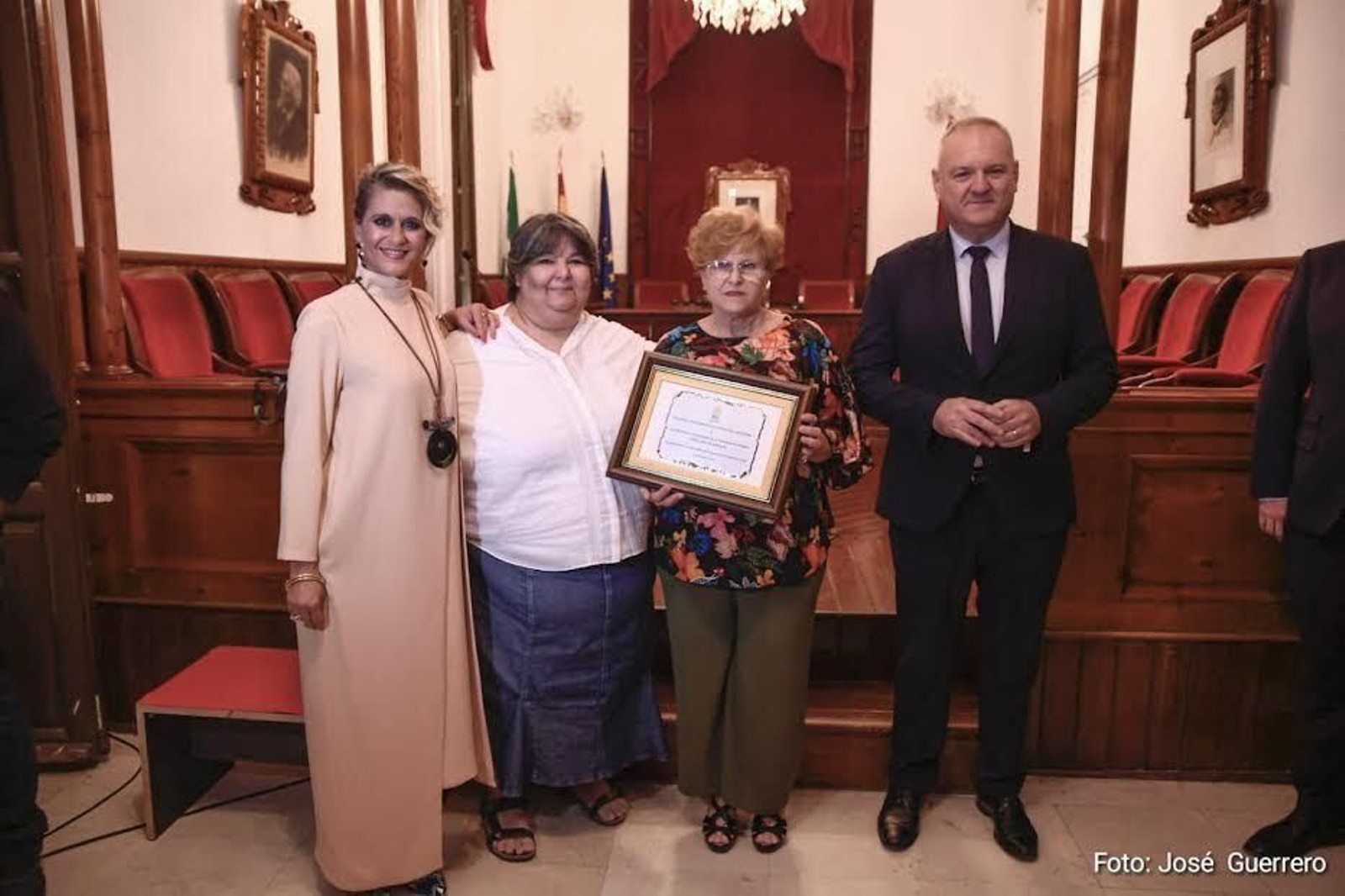Sor María Jesús y Rita Navarro  junto al alcalde y la concejala de Festejos