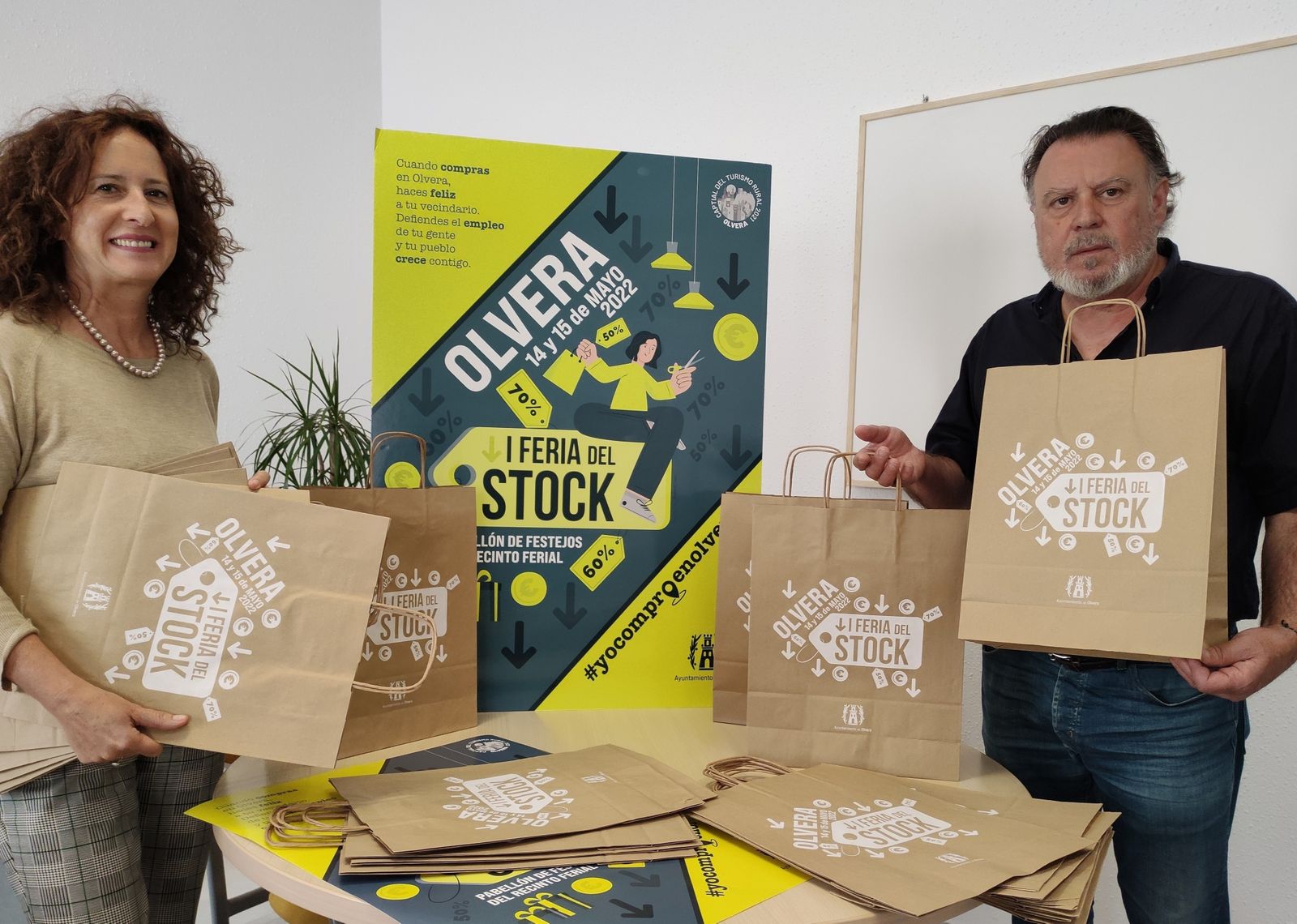 El alcalde Francisco Párraga y la concejal Remedios Palma, con las bolsas diseñadas para la feria.