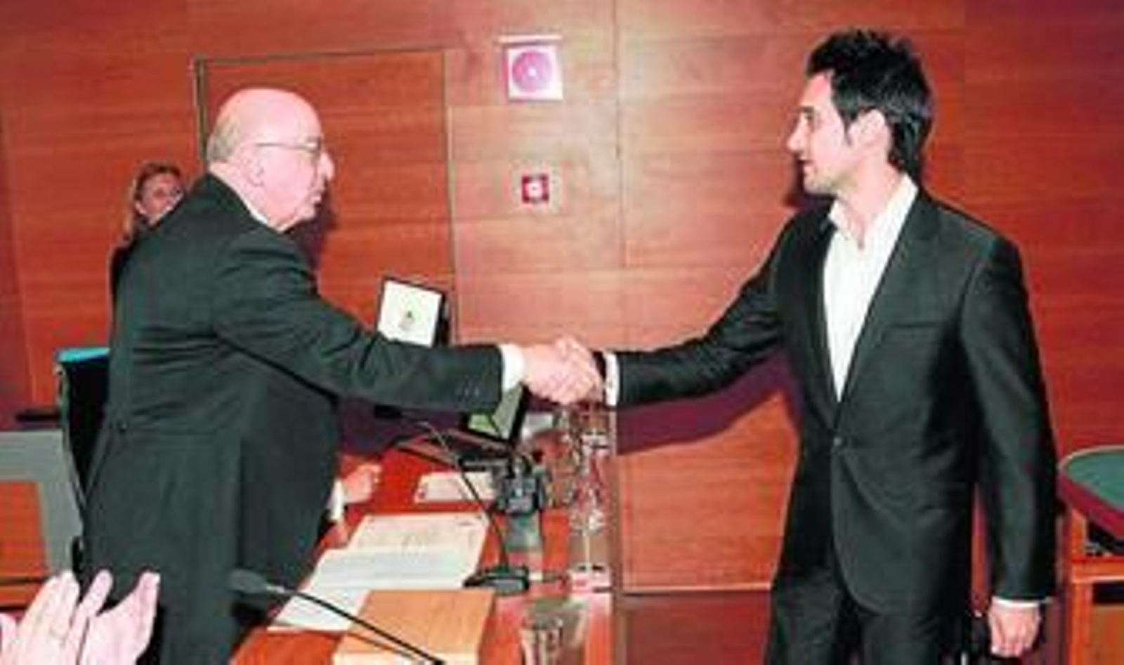 El profesor Gorriz (dcha), en el momento de recibir la distinción.