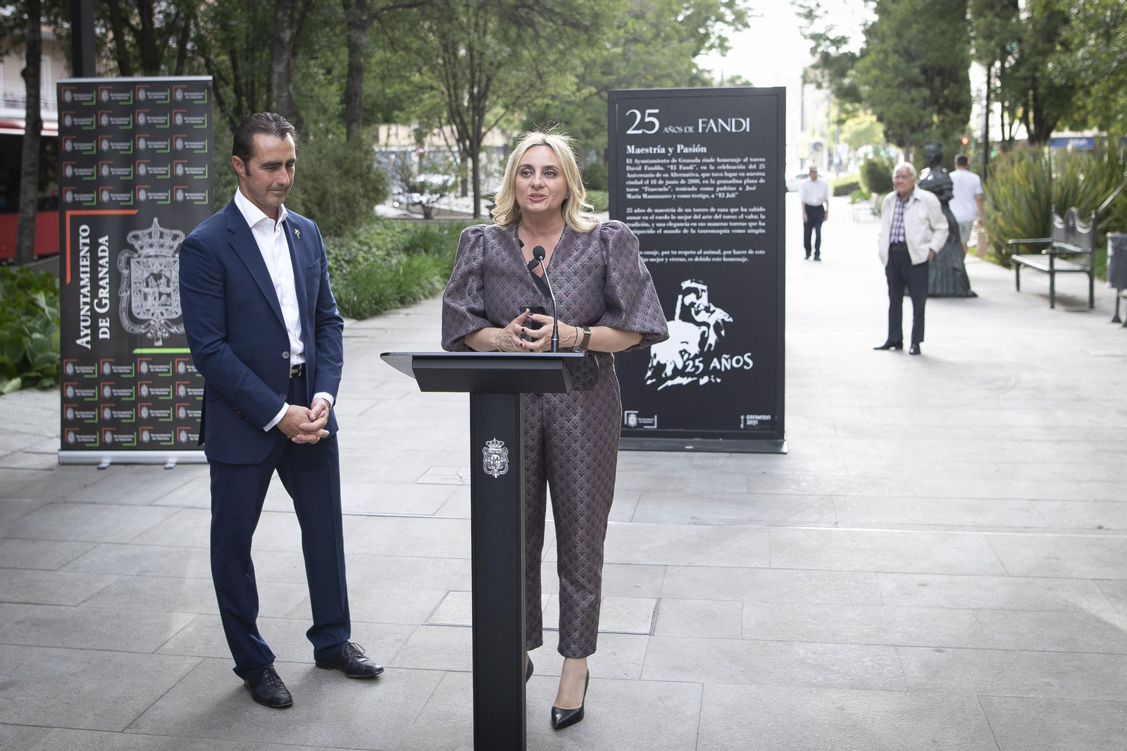 Las imágenes de la nueva exposición al aire libre que rinde homenaje a “El Fandi” en Granada