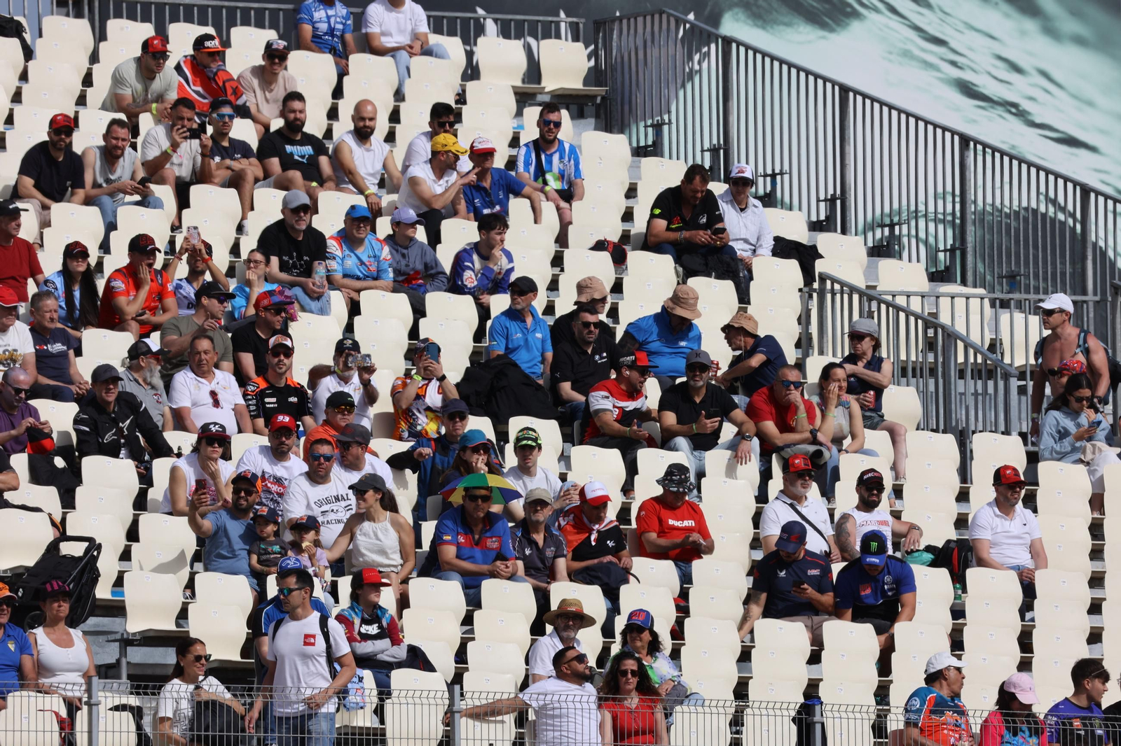 Ambiente del viernes en las gradas del Circuito de Jerez - Ángel Nieto