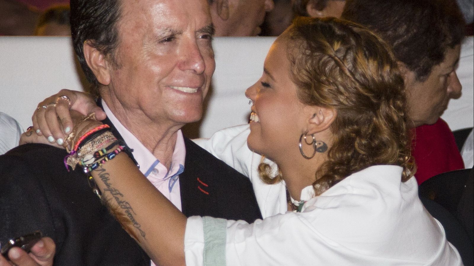 Gloria Camila abraza a su padre, José Ortega Cano.