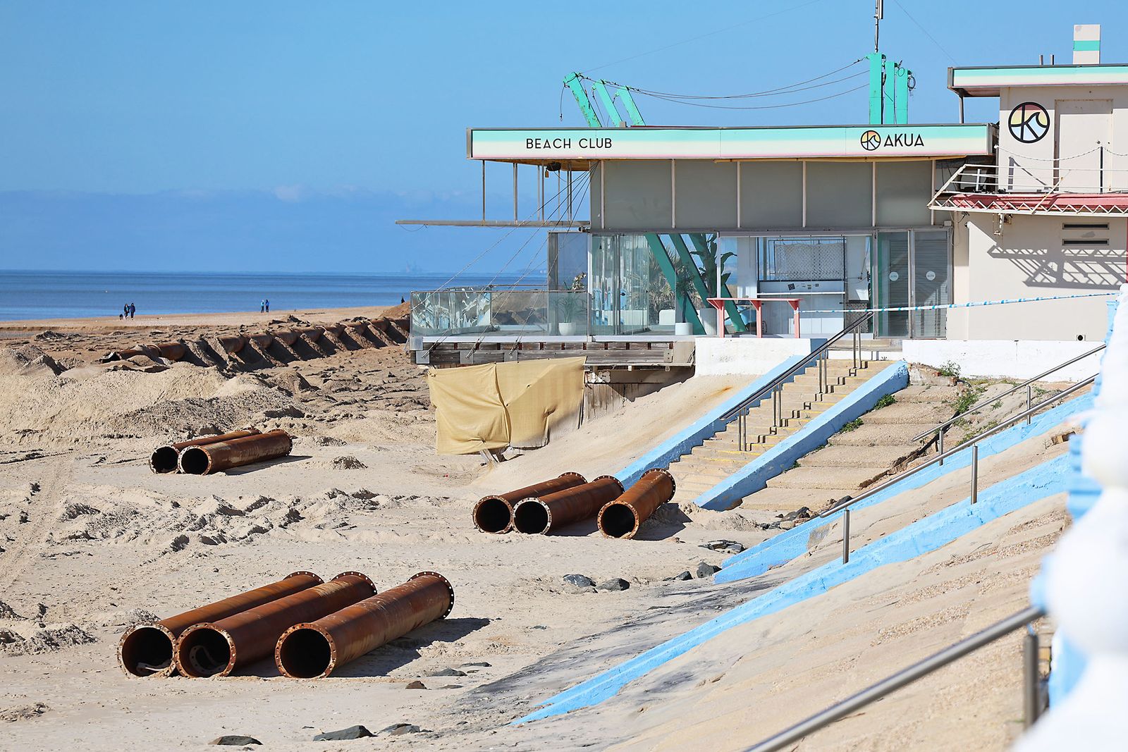 Fotografías de la concentración de los vecinos de Matalascañas tras los destrozos del paseo marítimo