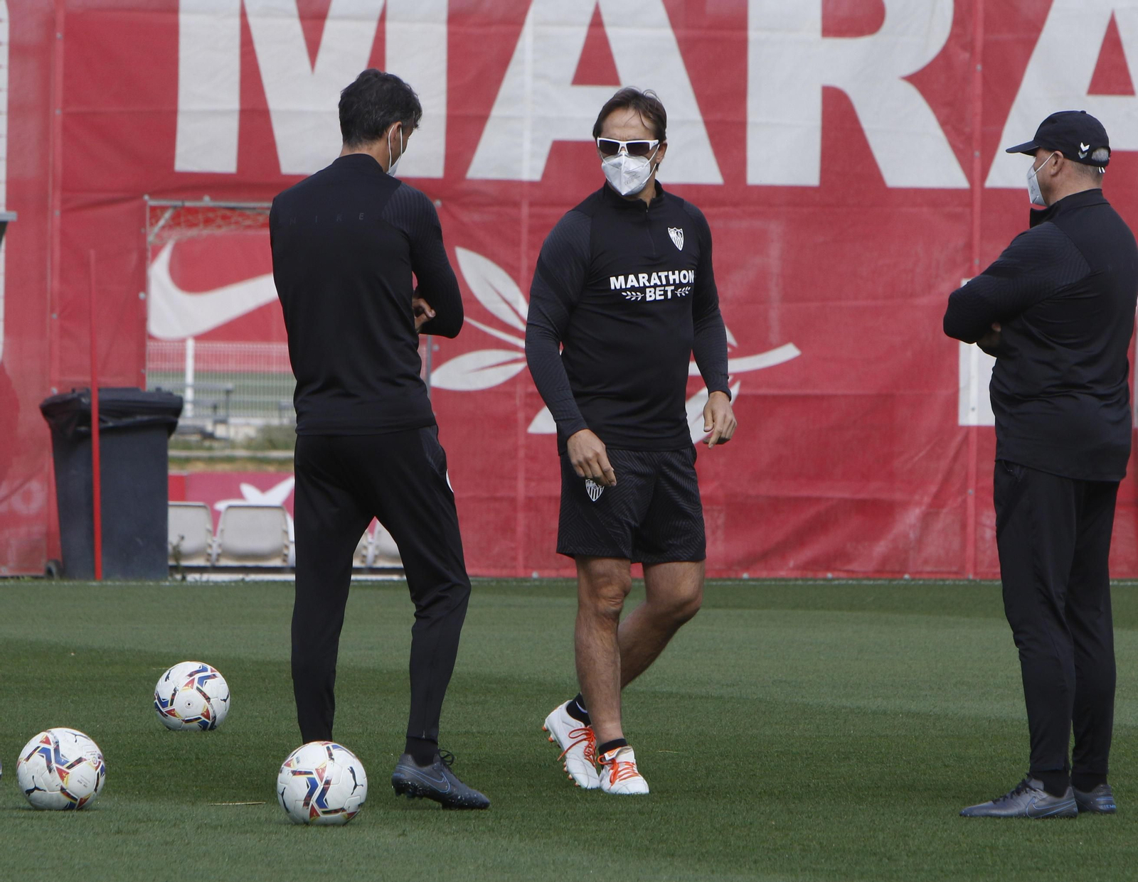 Lopetegui atiende a Pablo Sanz junto a su otro ayudante, Juanvi Peinado.