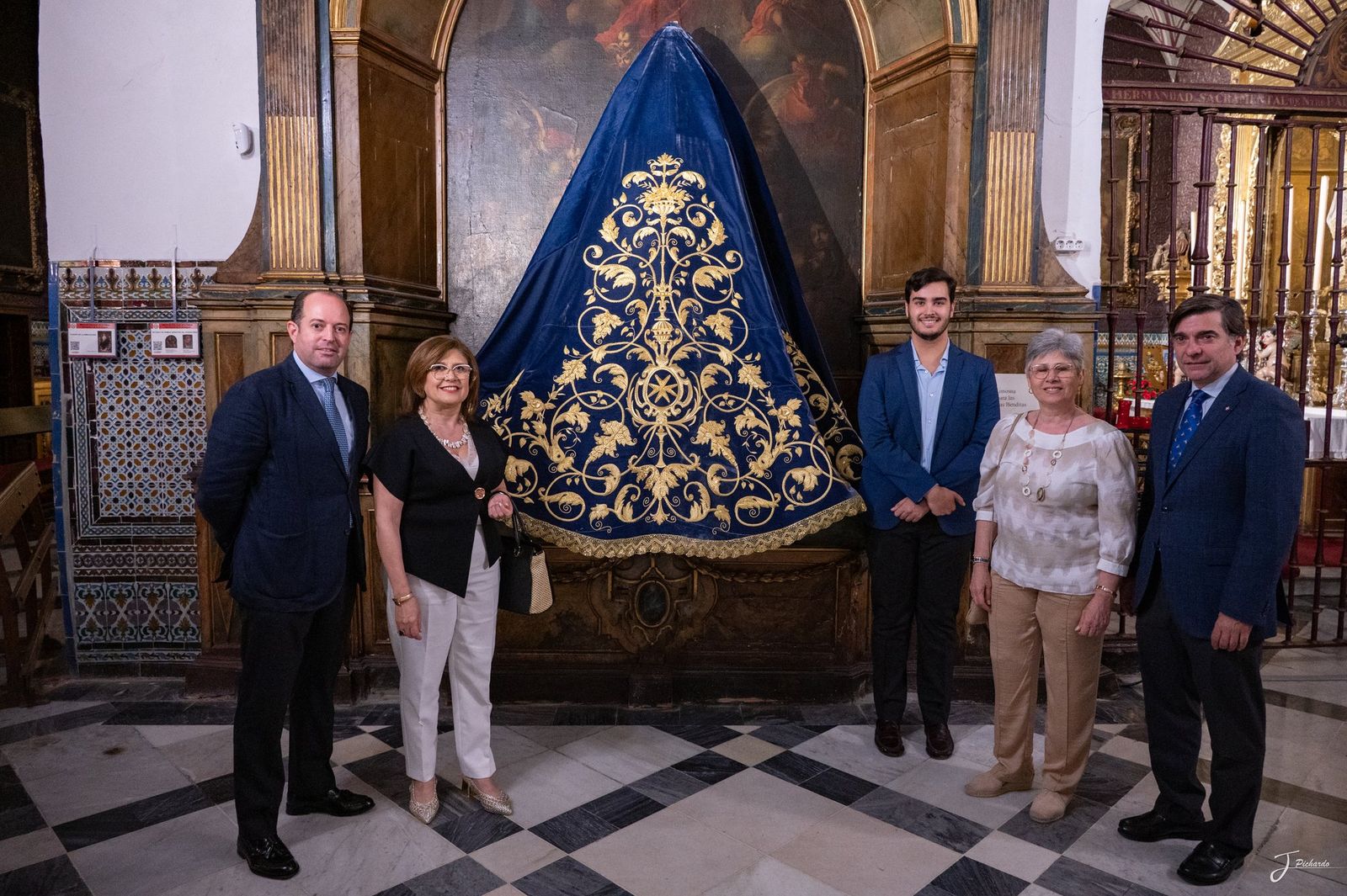 Acto de presentación del manto al término del cabildo general ordinario