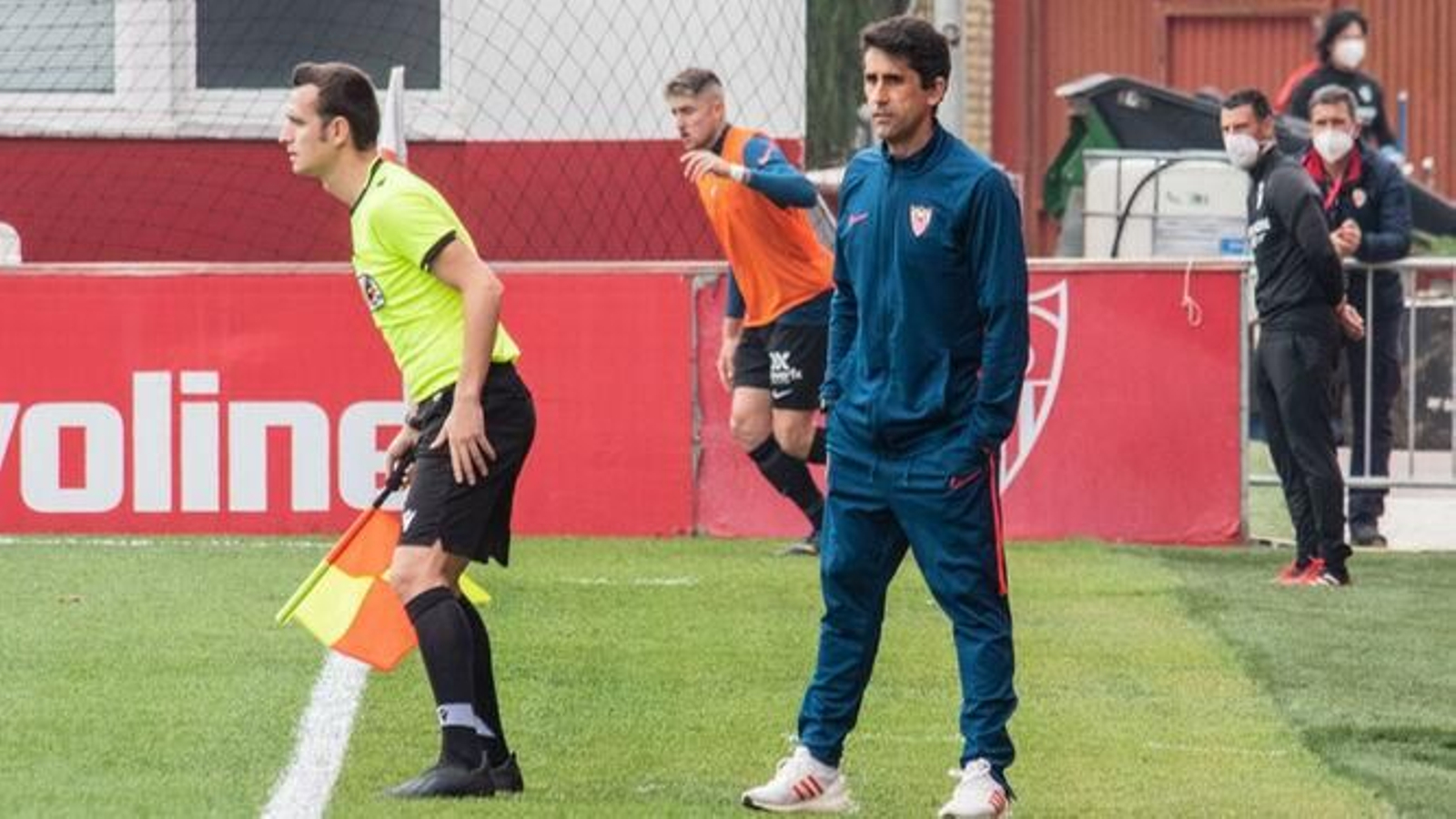 Paco Gallardo, entrenador del Sevilla Atlético, en la banda de la Ciudad Deportiva