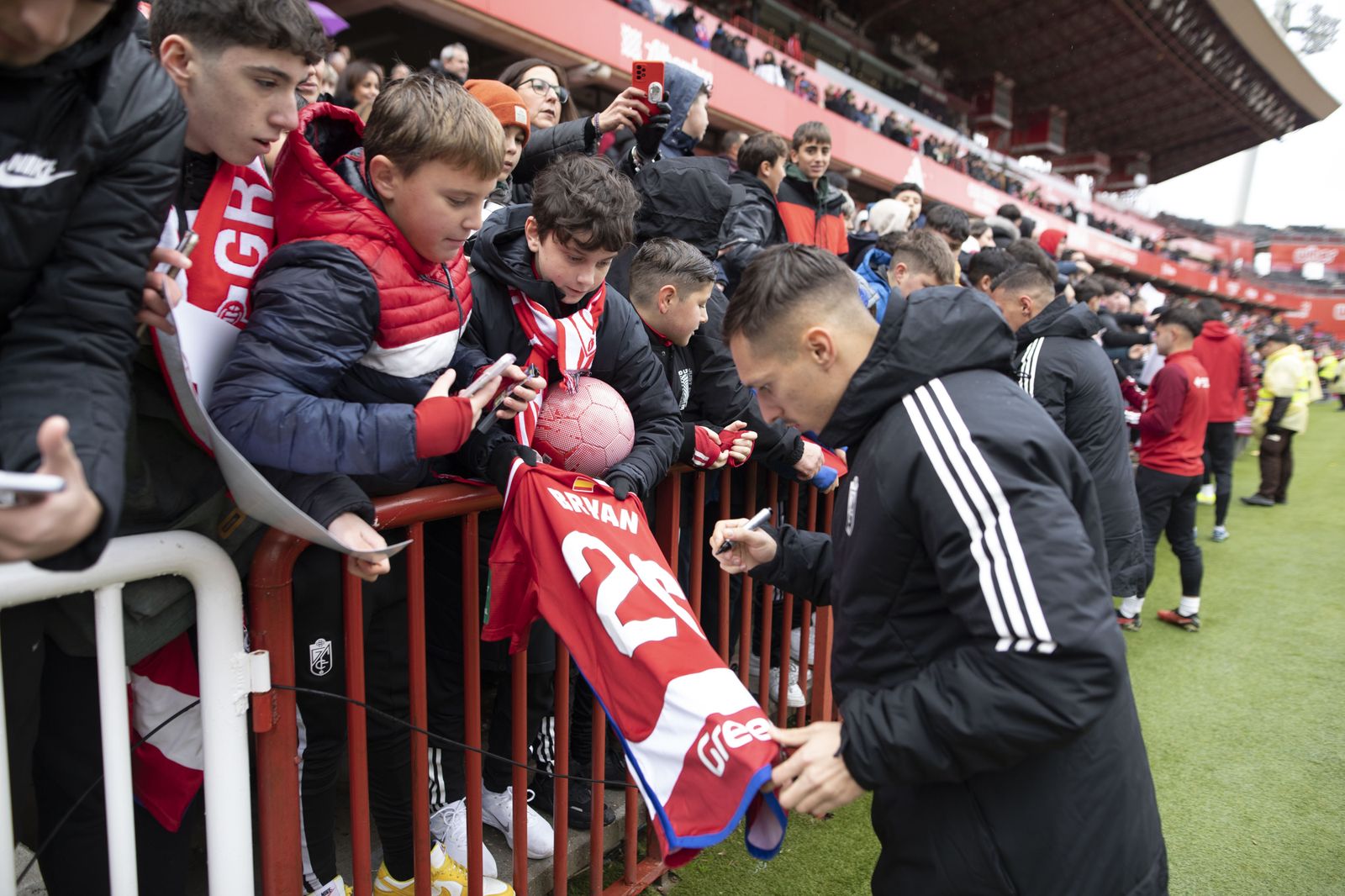 Las mejores imágenes del entrenamiento con público del Granada CF