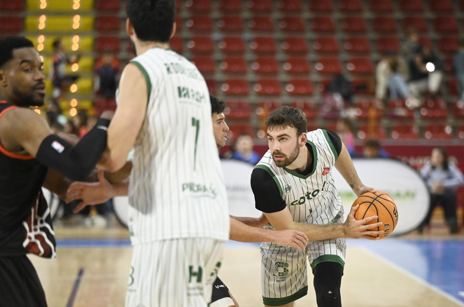 Las mejores fotos del ambiente en Vista Alegre para el Coto Córdoba - Círculo Gijón