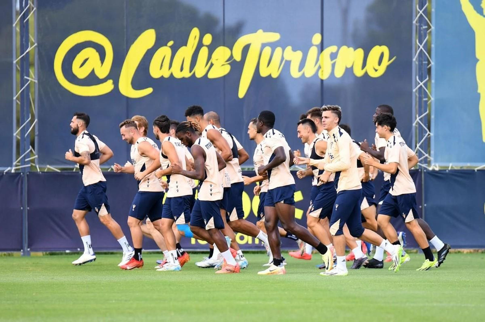 Jugadores del Cádiz en una sesión en El Rosal