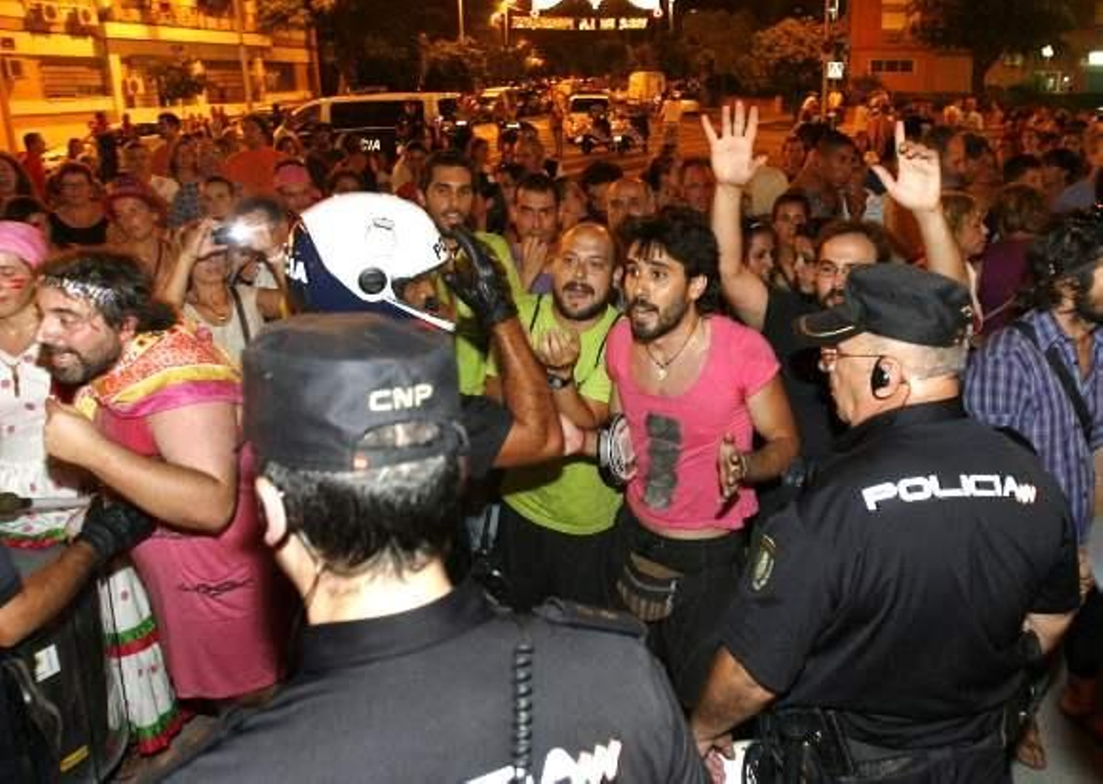 La tensión entre manifestantes y policías marca el inicio de la Velá