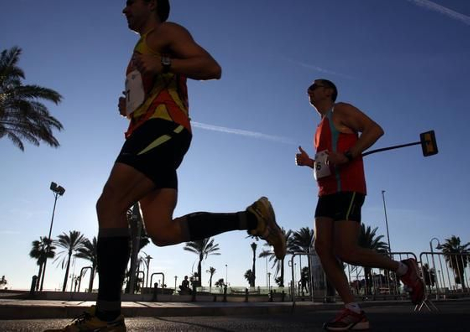 El buen tiempo ha acompañado a los 722 atletas inscritos en la prueba, aunque el fuerte viento de poniente ha dificultado el recorrido de vuelta y ha impedido que se registraran mejores marcas. 

Foto: Migue Fernandez