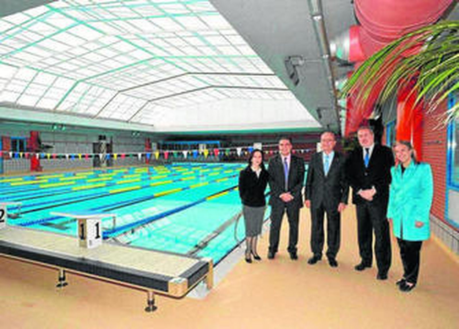 El alcalde, Francisco de la Torre, en la inauguración de la piscina de Puerto de la Torre, en marzo de 2009.