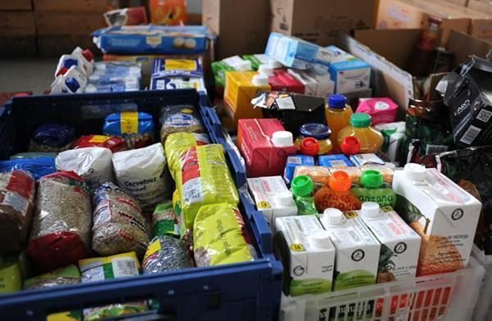 Alimentos de primera necesidad, almacenados para su reparto