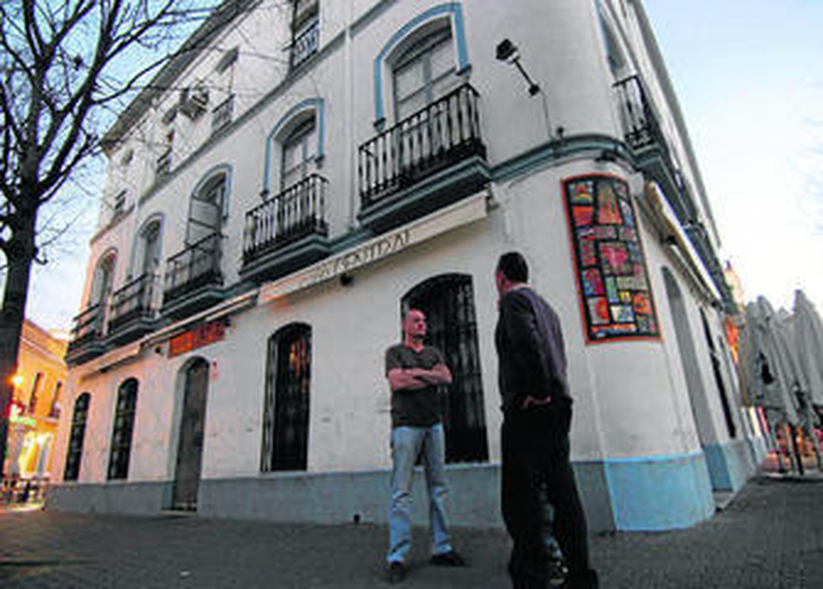 El café Central, en la Alameda de Hércules, cerrado ayer por la tarde.