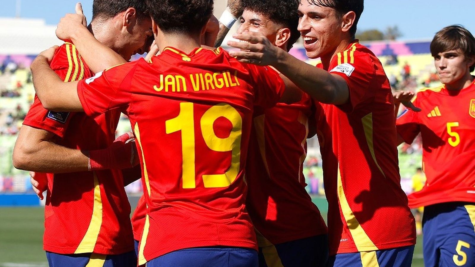 Izan Merino celebra con sus compañeros.