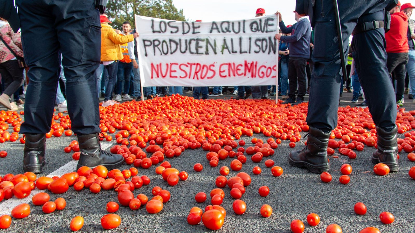 Manifestantes mostrando su rechazo a las importaciones descontroladas. Manifestantes mostrando su rechazo a las importaciones descontroladas.