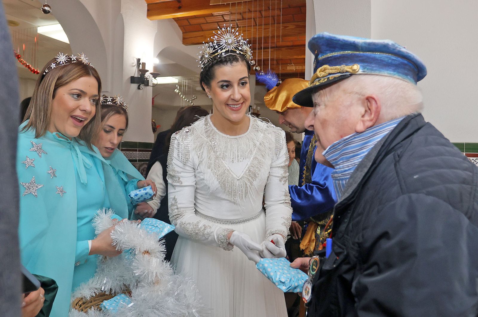Reyes Magos de Huelva 2025: Imágenes de la visita al Asilo de Ancianos Santa Teresa de Jornet