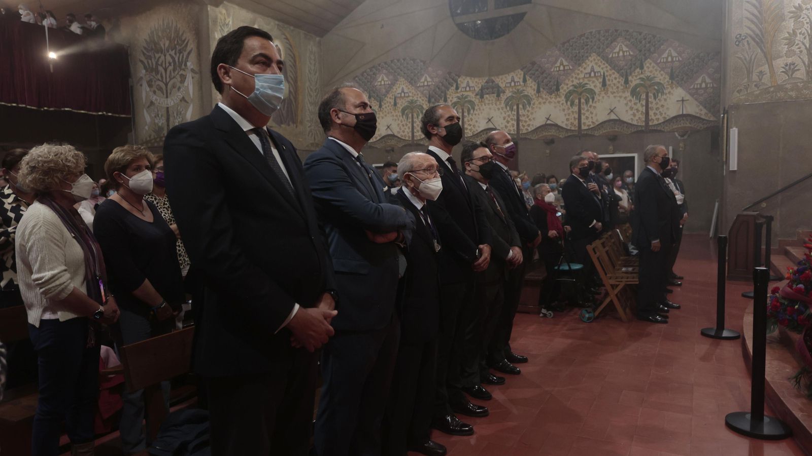 Hermanos del Gran Poder en la primera fila de bancos del templo.