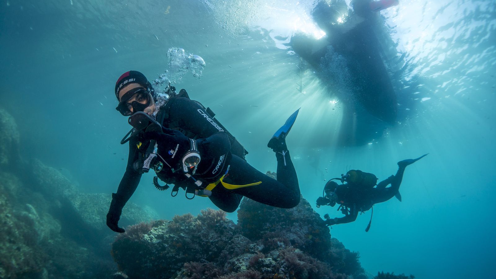 Una de las actividades más populares de la Costa Tropical granadina es el buceo, turistas y granadinos disfrutan a lo máximo.