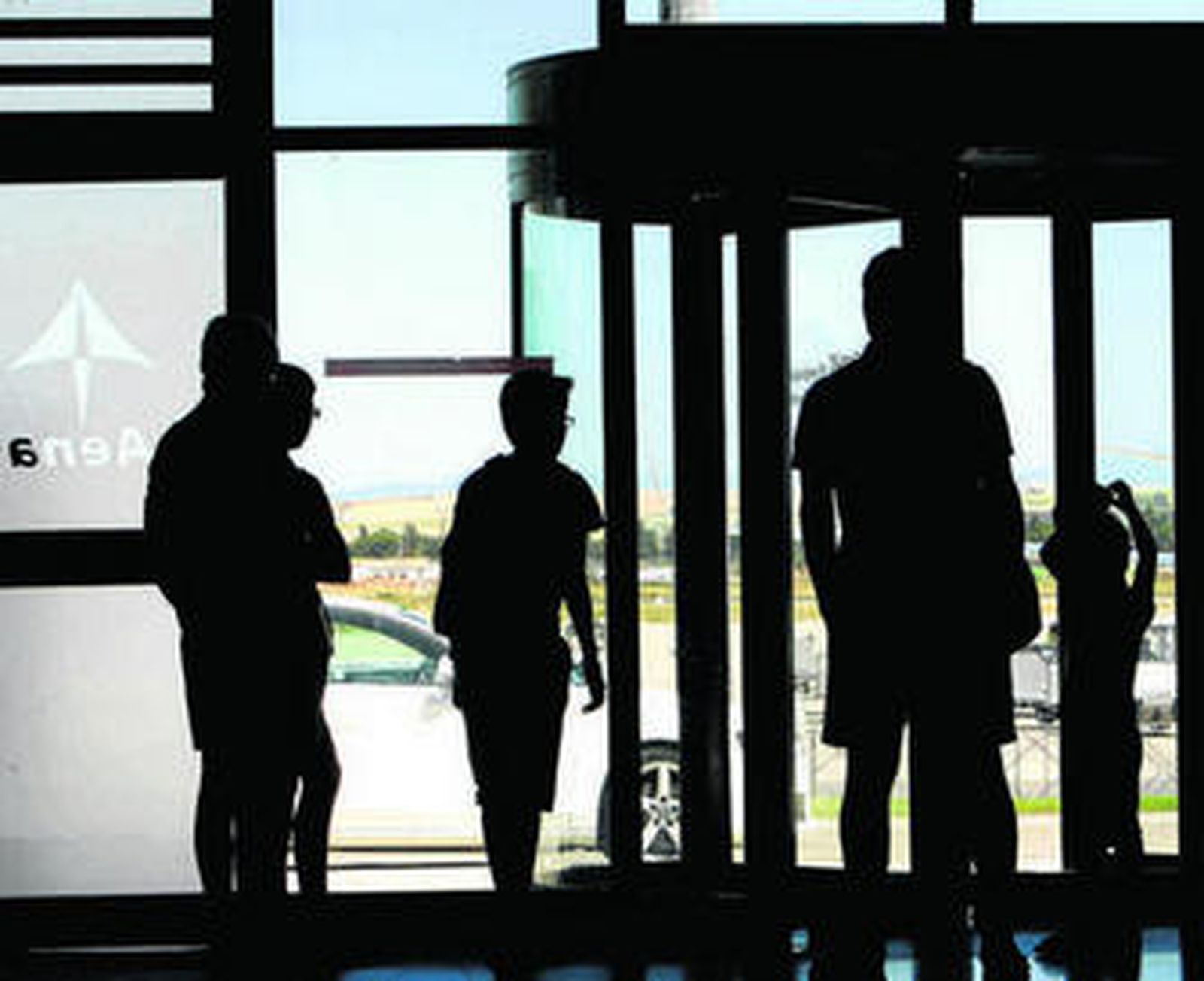 Pasajeros aguardan la llegada de su vuelo en la 'zona aire' del aeropuerto de Jerez hace apenas unos días.