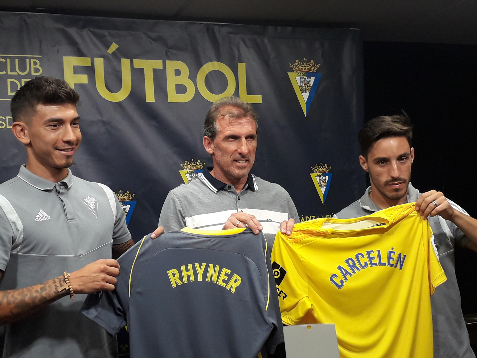 Rhyner y Carcelén posan en la sala de prensa del Carranza junto a Óscar Arias.