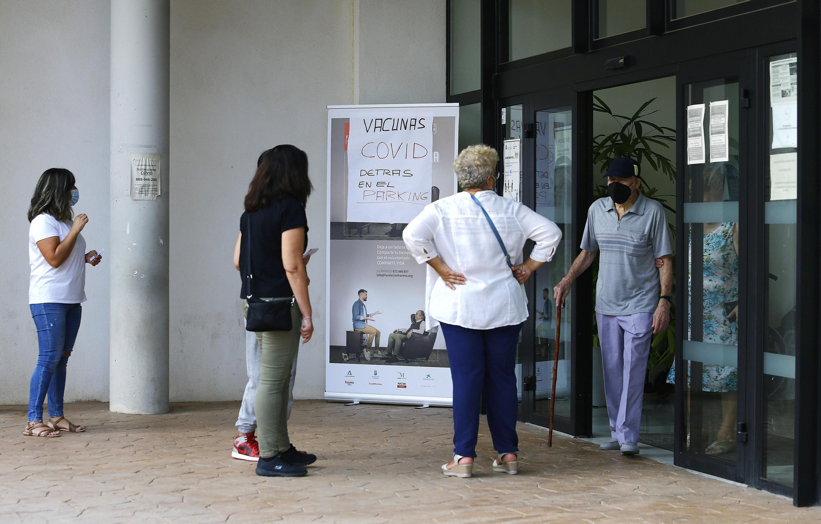 Varios usuarios en un centro de salud de la capital.