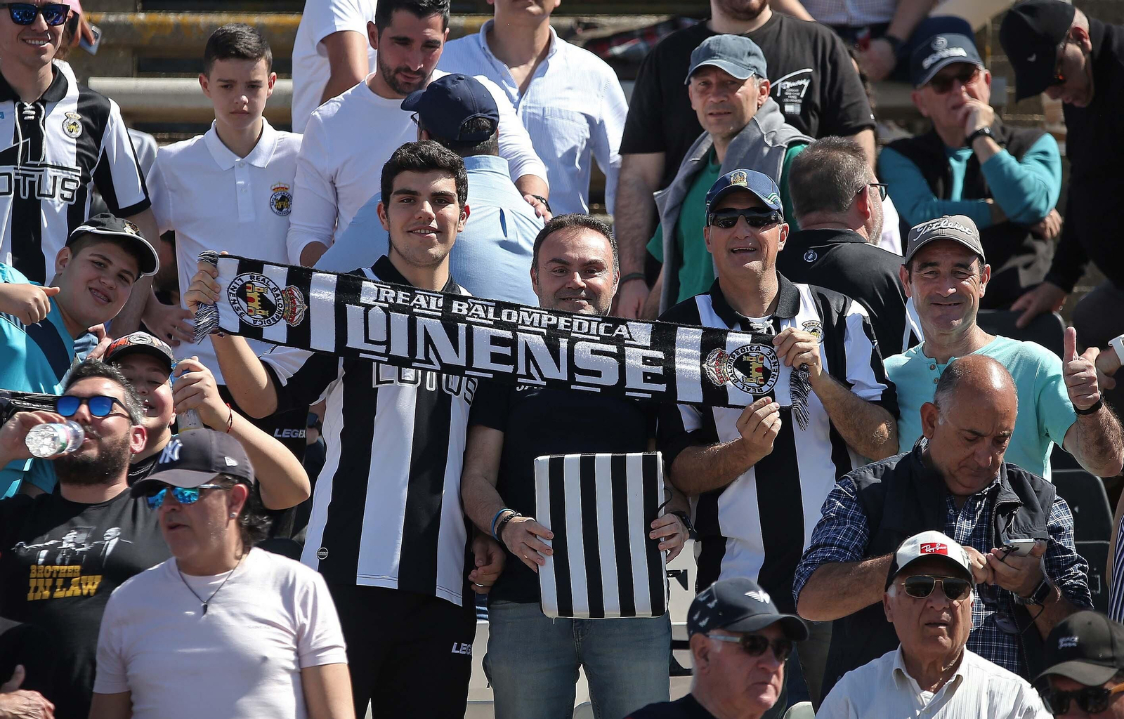 Fotos de la afición durante el Balona - Badajoz en el estadio municipal de La Línea