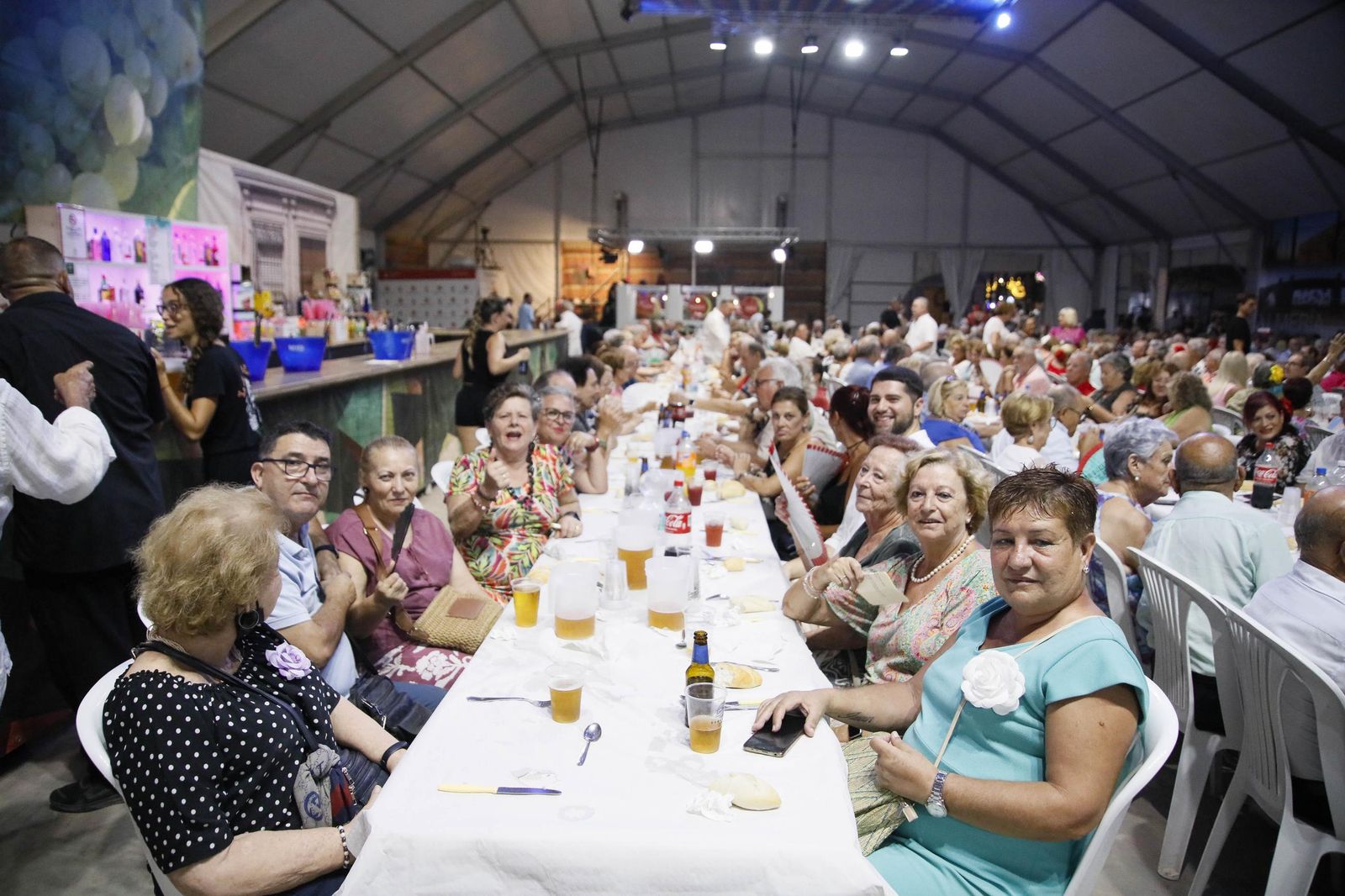 Las mejores imágenes del homenaje a los mayores en la caseta municipal de Almería