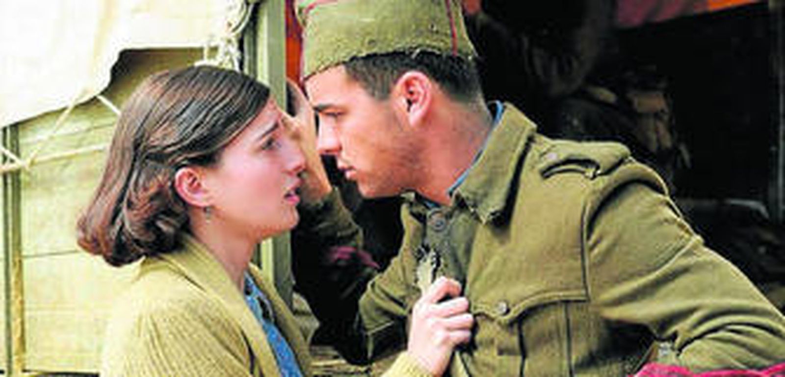 María Valverde y Mario Casas, en 'La mula'.