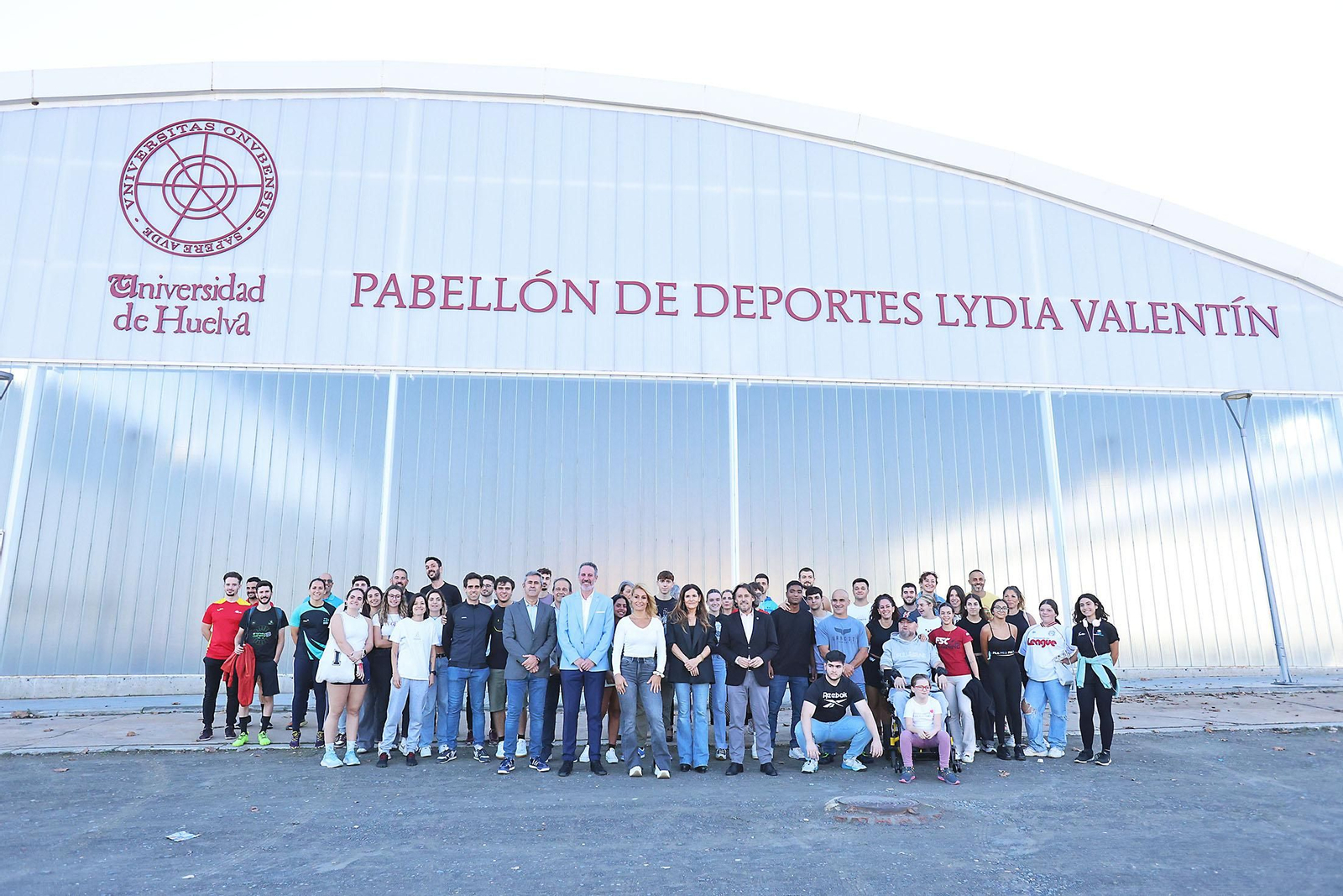 Lydia Valentín, medalla de oro olímpica en la categoría de halterofilia visita las pistas de la UHU que llevarán su nombre