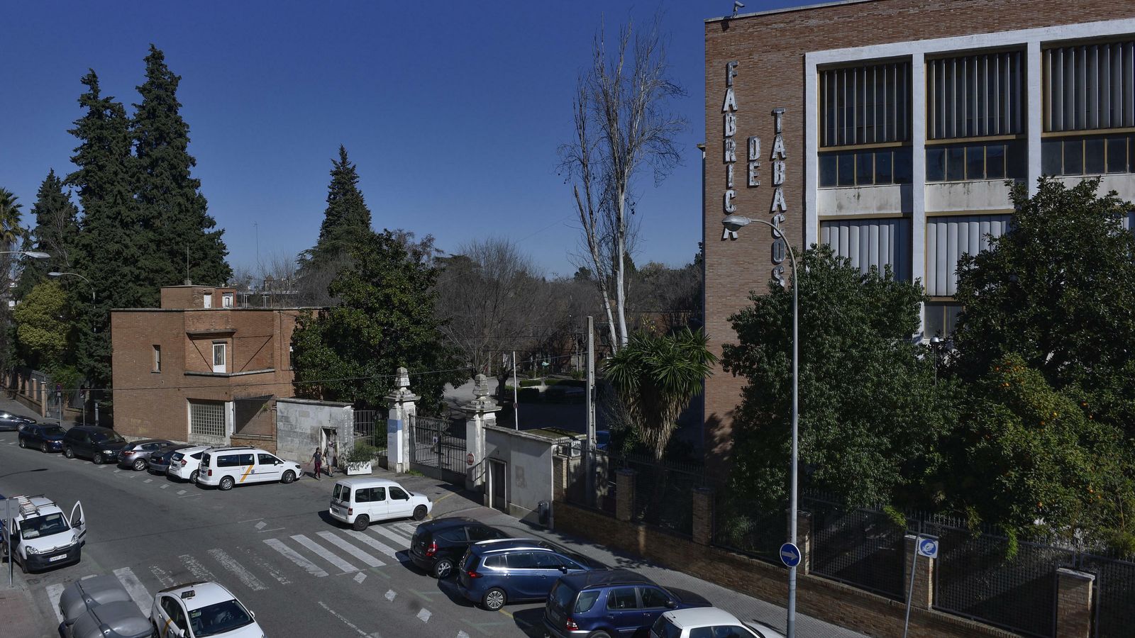 Entrada principal del complejo de la antigua fábrica de tabacos.