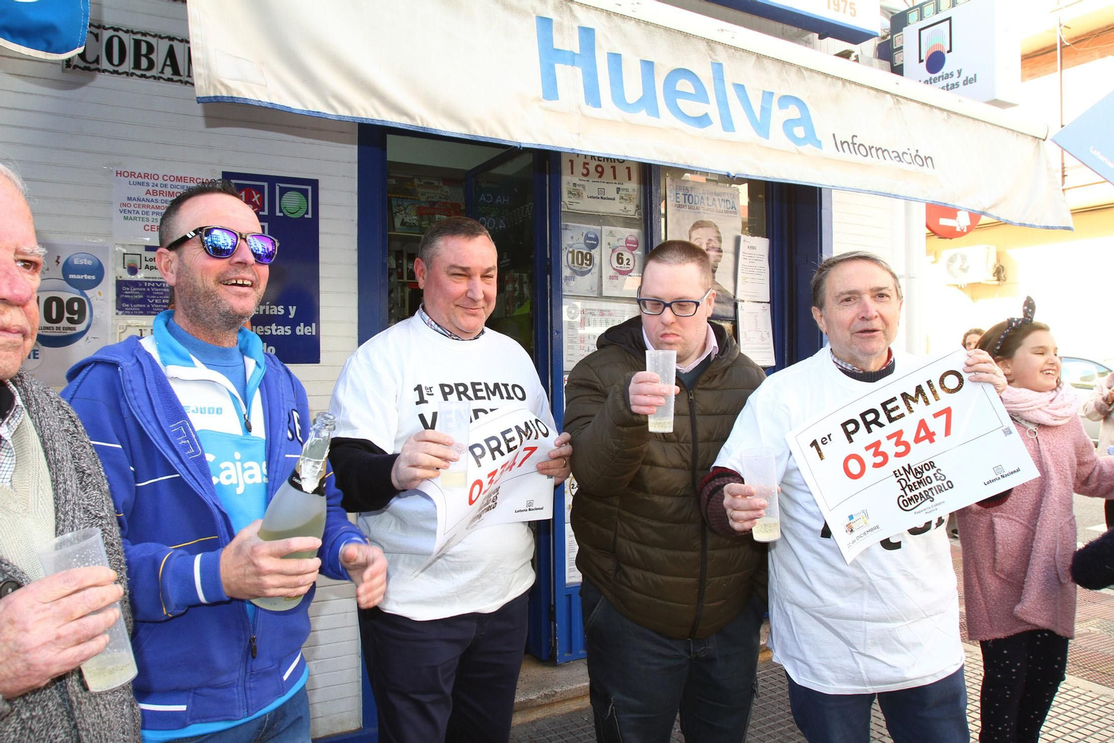Alegría en Huelva tras tocar por primera vez el gordo en la capital.
