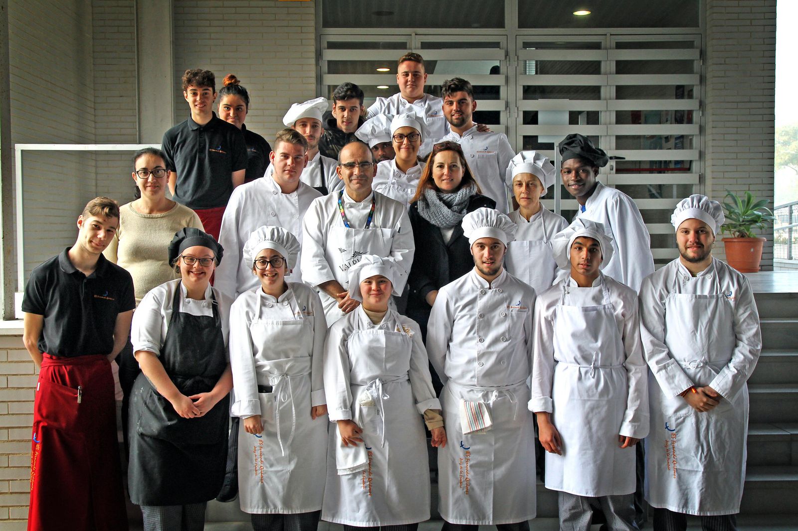 Parte del alumnado posa con el profesorado en la mañana de ayer.