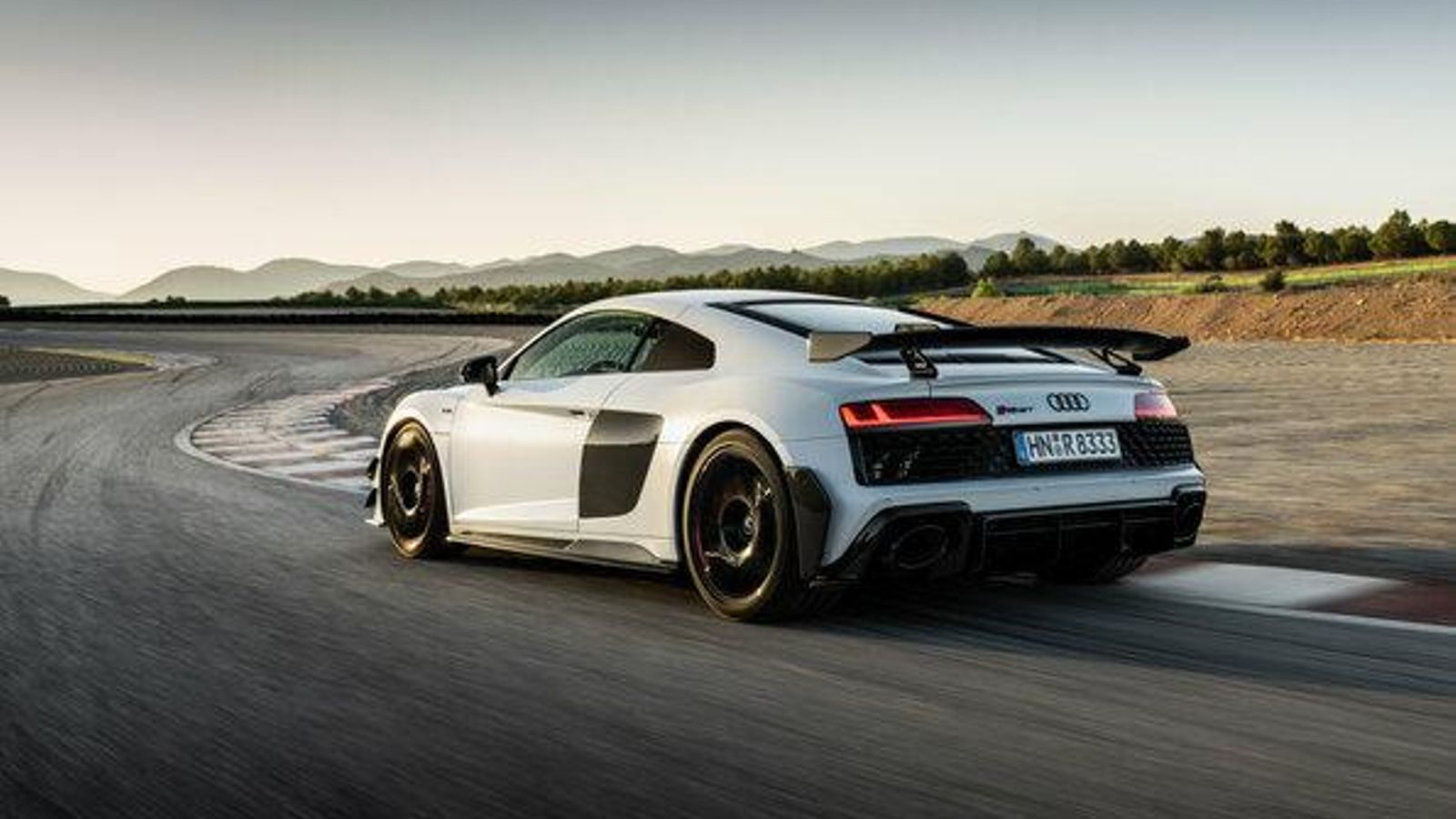 El kit aerodinámico diferencia también a esta versión numerada del resto de los R8.