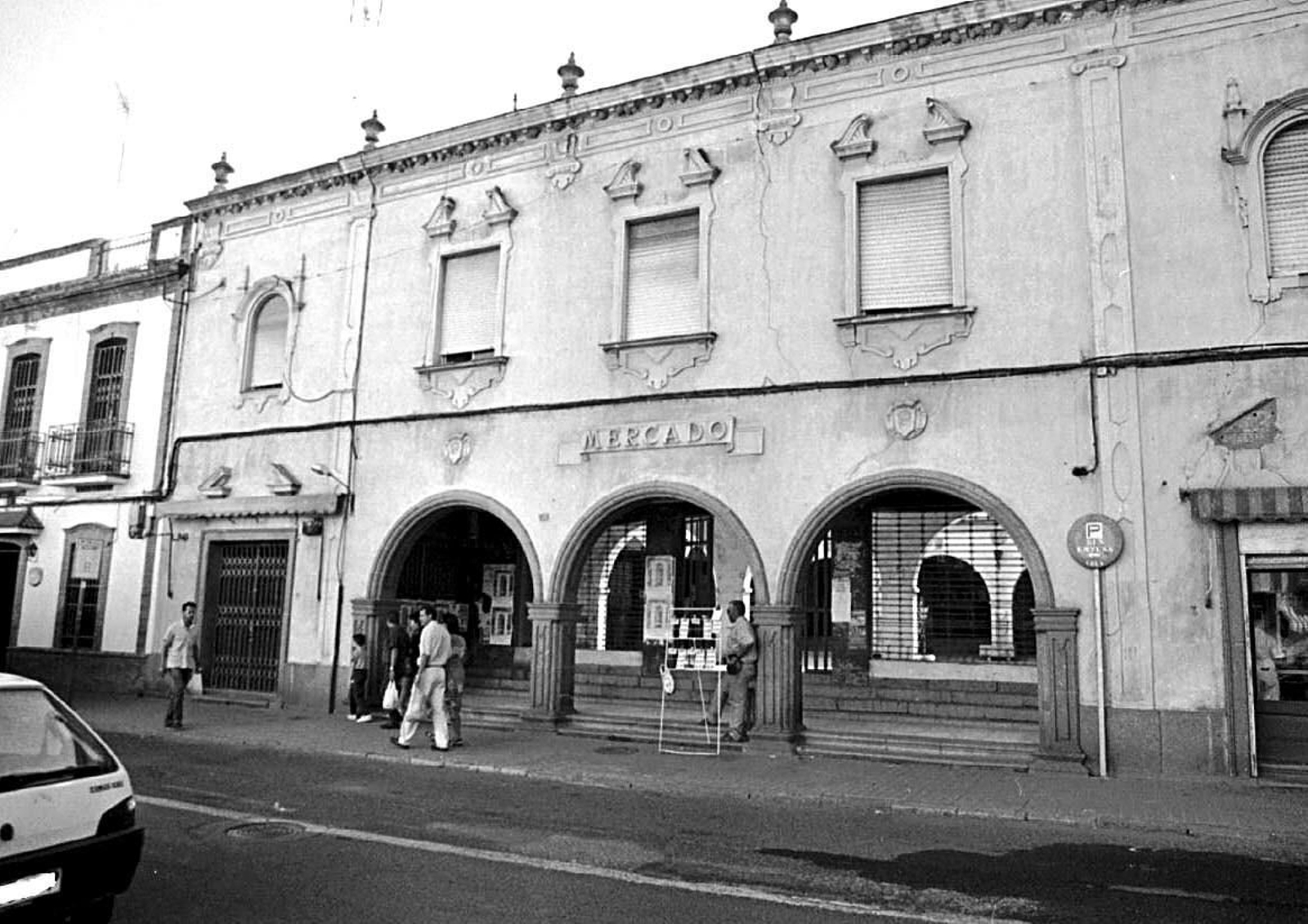 Fachada del Mercado de la Merced en plena actividad, en 1997. Fachada del Mercado de la Merced en plena actividad, en 1997.