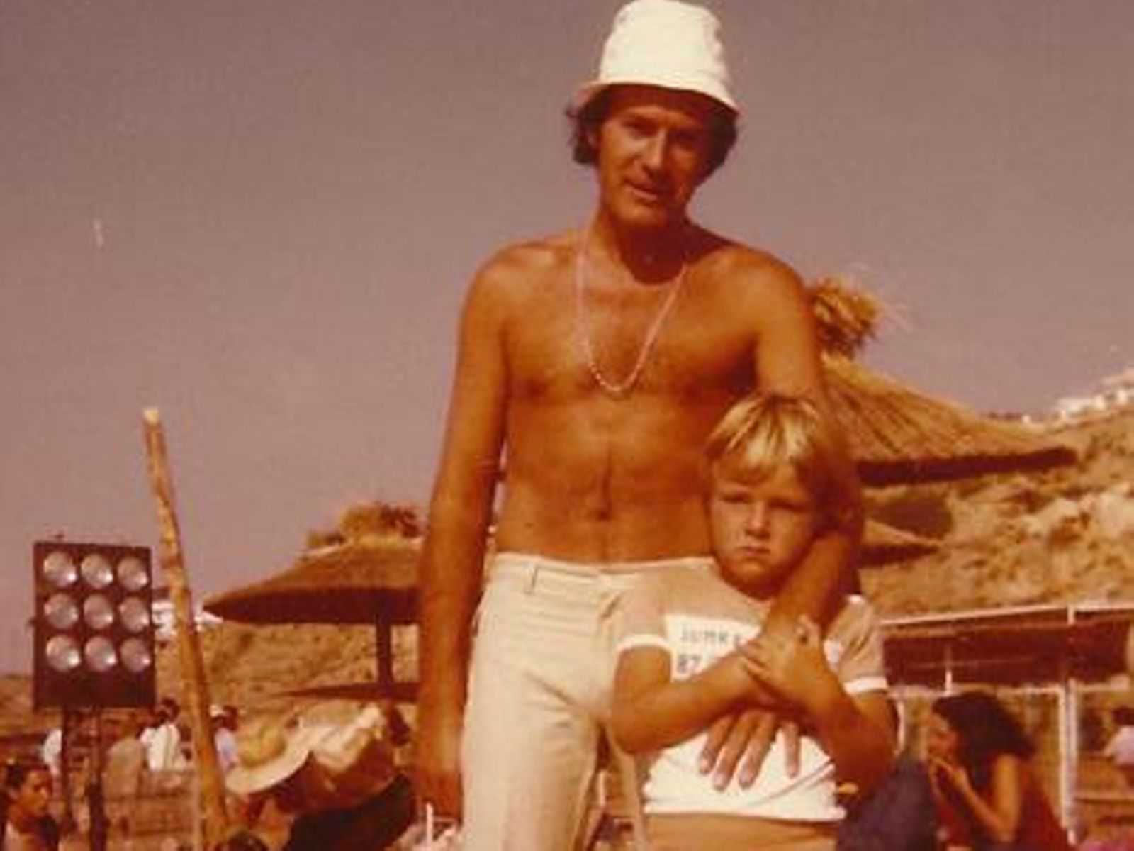 Manuel Tejada con Miguel Joven, Tito, en el rodaje de 'Verano azul' en 1980