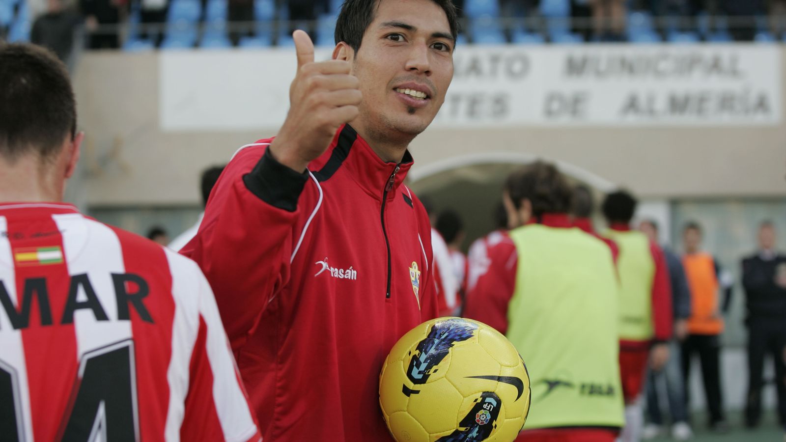 Ulloa se lleva el balón tras endosarle tres tantos al Guadalajara el 14 de enero de 2012