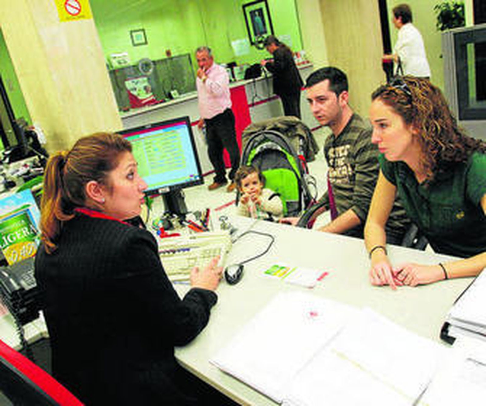 Una pareja se informa en una oficina bancaria.