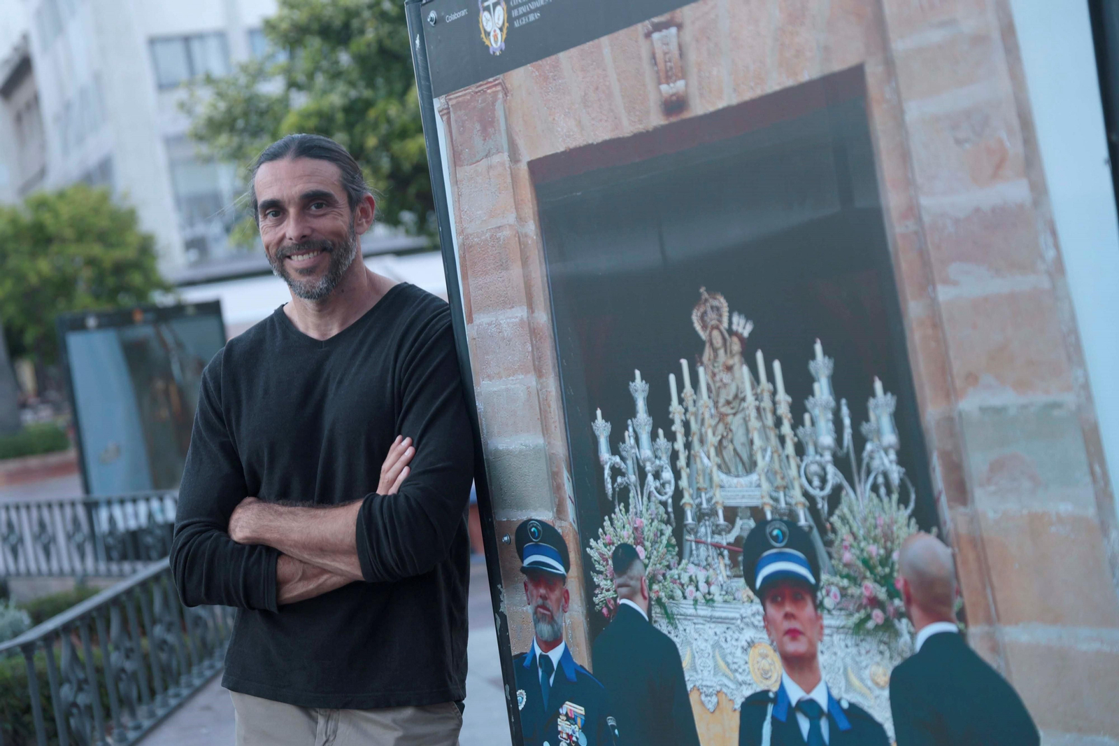 Erasmo Fenoy, retratado en la Plaza Alta donde expuso sus fotografías sobre la Semana Santa algecireña.