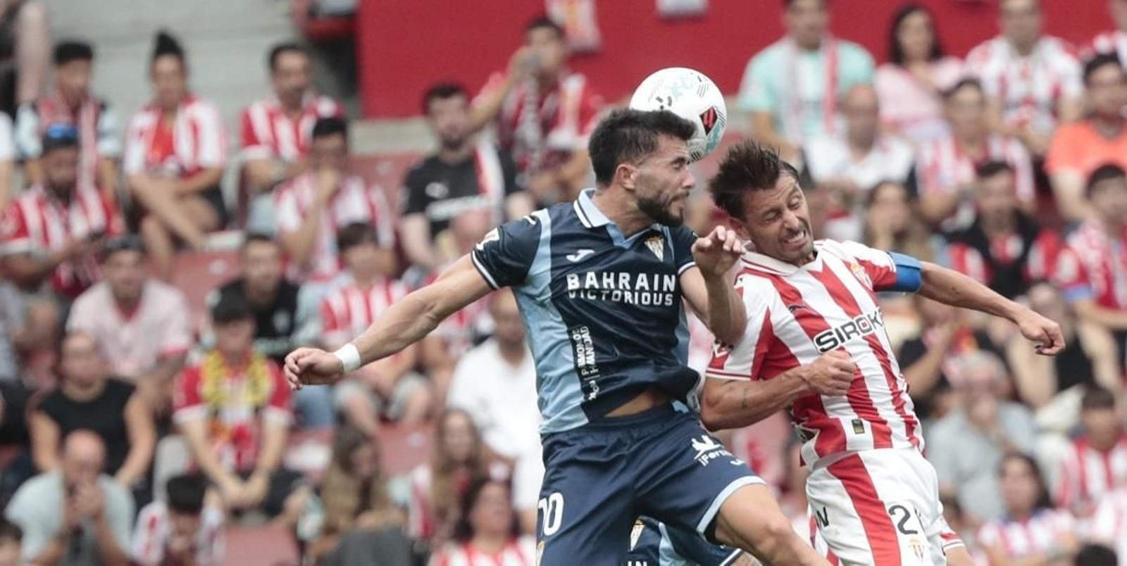 Jacobo pugna con Kevin Vázquez un balón aéreo.