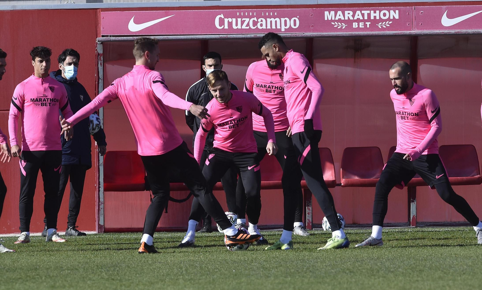 De Jong y En-Nesyri parecen cerrarle el paso a Rakitic, que se quedó en Sevilla.