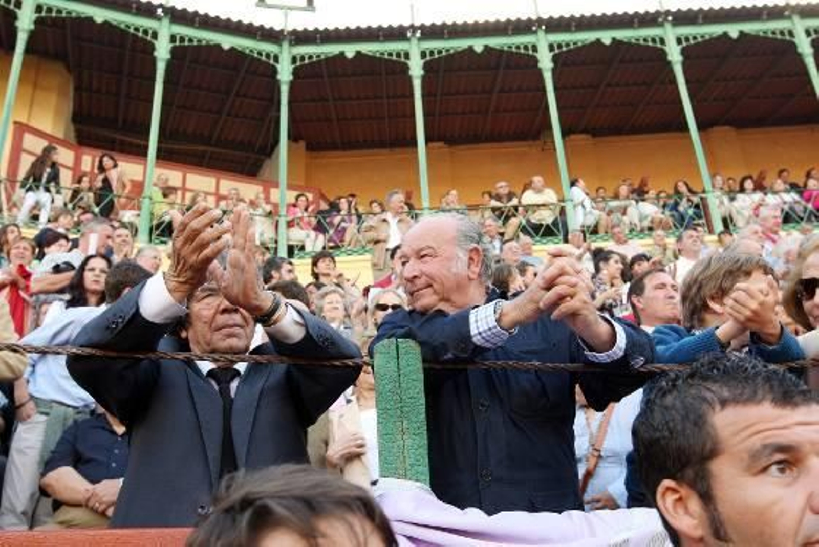 Alonso Núñez ‘Rancapino’ y Álvaro Domecq Romero, en la barrera.

Foto: Juan Carlos Toro