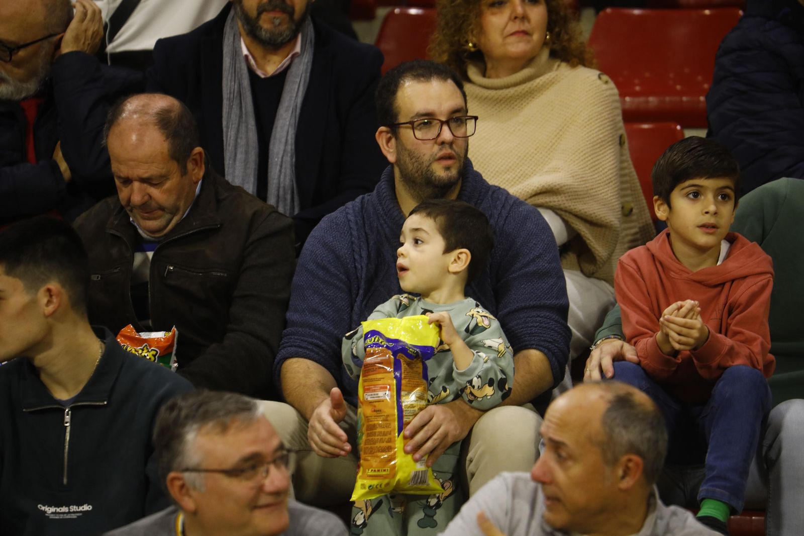 Las mejores fotos del ambiente en Vista Alegre para el Córdoba Futsal - Barça