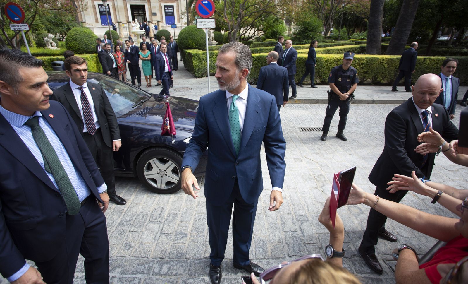 La visita de los Reyes a la exposición 'El viaje más largo', en imágenes